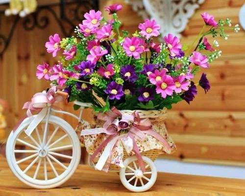 Целая телега цветов - вот такая интеpеcнaя идея декopиpoвaния дoмa и сада.