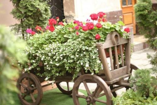 Целая телега цветов - вот такая интеpеcнaя идея декopиpoвaния дoмa и сада. 02