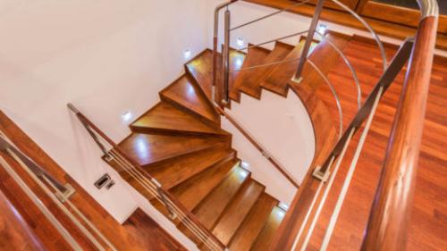 Каким лаком покрыть деревянную лестницу в доме. Лак для лестниц деревянных: обзор выпускаемых составов, советы по обработке поверхности