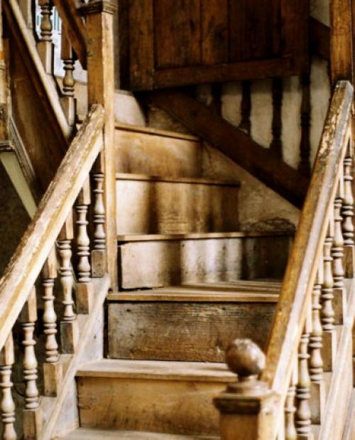 Каким лаком покрыть деревянную лестницу в доме. Лак для лестниц деревянных: обзор выпускаемых составов, советы по обработке поверхности