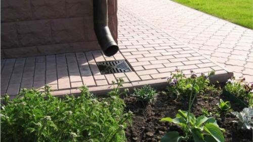 Установка дождеприемника в отмостке. Установка дождеприемника в отмостку: возможные варианты защиты дома