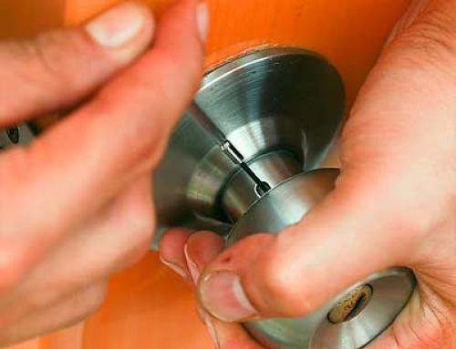 Как самостоятельно заменить дверную ручку 07