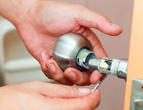 Как самостоятельно заменить дверную ручку 08