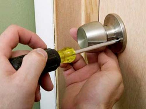 Как самостоятельно заменить дверную ручку 05