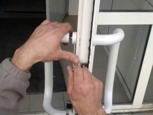 Как самостоятельно заменить дверную ручку 17