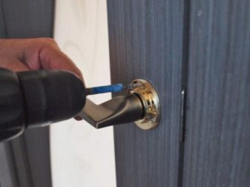 Как самостоятельно заменить дверную ручку 20