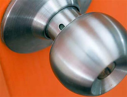 Как самостоятельно заменить дверную ручку 06