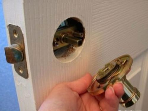 Как самостоятельно заменить дверную ручку 21