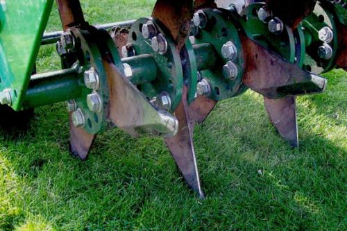 Что такое аэрация газона. Порядок проведения процедуры