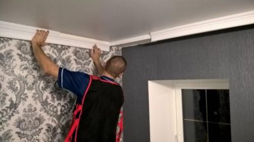 Как клеить потолочный плинтус из пенопласта на обои. Как приклеить потолочный плинтус (до и после поклейки обоев)