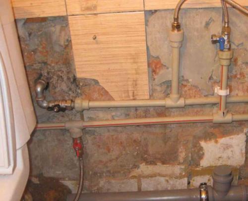 Замена труб в старом доме. Достоинства и недостатки труб из пластика