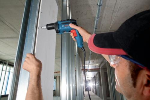 Какой сетевой шуруповерт выбрать для домашних работ. В чем различия аккумуляторного и сетевого шуруповерта