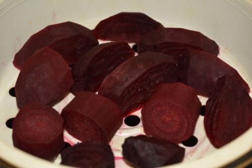 Рецепт салат из вареной свеклы. Салаты из вареной свеклы — 7 простых и очень вкусных рецептов