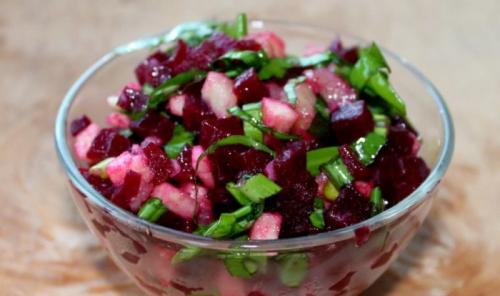 Рецепт салат из вареной свеклы. Салаты из вареной свеклы — 7 простых и очень вкусных рецептов