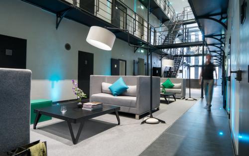 Редкие гости. Предложения со словосочетанием «редкий гость» 05