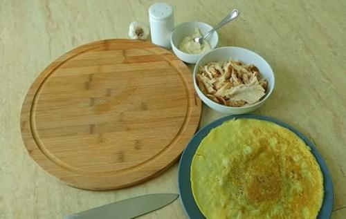 Салат разбойничий с блинами и курицей. Секреты готовки салата из блинчиков и куриного копченого мяса 07 Салат разбойничий с блинами и курицей. Секреты готовки салата из блинчиков и куриного копченого мяса 07