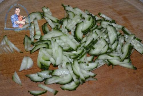 Салат с блинами и курицей и огурцом. Салат с яичными блинчиками и курицей. Рецепт с огурцом