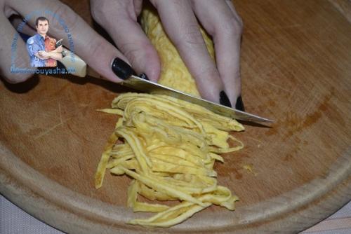 Салат с блинами и курицей и огурцом. Салат с яичными блинчиками и курицей. Рецепт с огурцом