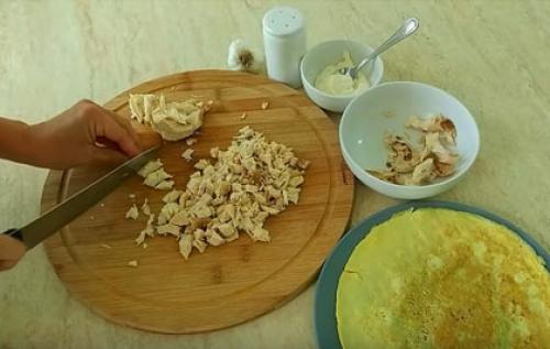 Салат разбойничий с блинами и курицей. Секреты готовки салата из блинчиков и куриного копченого мяса 08 Салат разбойничий с блинами и курицей. Секреты готовки салата из блинчиков и куриного копченого мяса 08