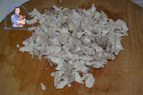 Салат с блинами и курицей и огурцом. Салат с яичными блинчиками и курицей. Рецепт с огурцом