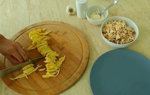 Салат разбойничий с блинами и курицей. Секреты готовки салата из блинчиков и куриного копченого мяса 09 Салат разбойничий с блинами и курицей. Секреты готовки салата из блинчиков и куриного копченого мяса 09