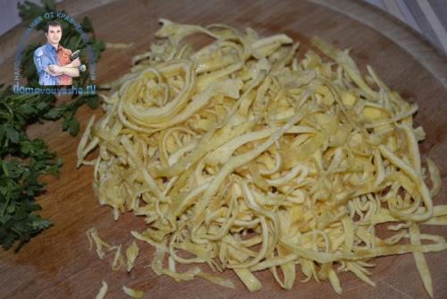 Салат с блинами и курицей и огурцом. Салат с яичными блинчиками и курицей. Рецепт с огурцом