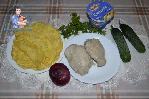 Салат с блинами и курицей и огурцом. Салат с яичными блинчиками и курицей. Рецепт с огурцом