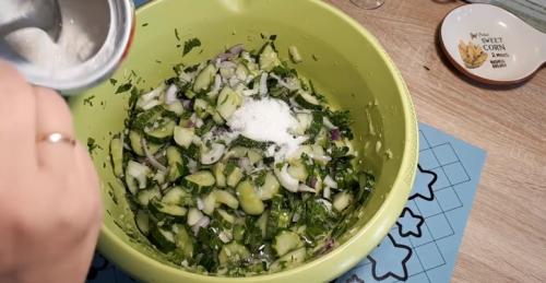 Как вкусно законсервировать переросшие огурцы. Переросшие огурцы на зиму, пальчики оближешь! (Что сделать из больших огурцов ?)