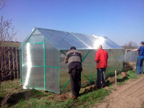 Когда лучше устанавливать теплицу из поликарбоната весной или осенью. Когда лучше устанавливать теплицу? 02