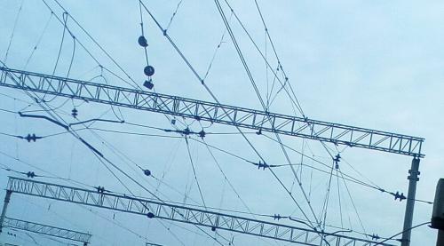 В, каком случае отцепляют электровоз от состава поднимают два токоприемника. Почему провод не разрезает токоприемник электровоза?