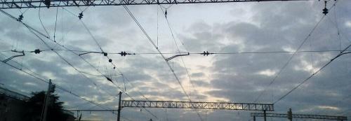 В, каком случае отцепляют электровоз от состава поднимают два токоприемника. Почему провод не разрезает токоприемник электровоза?