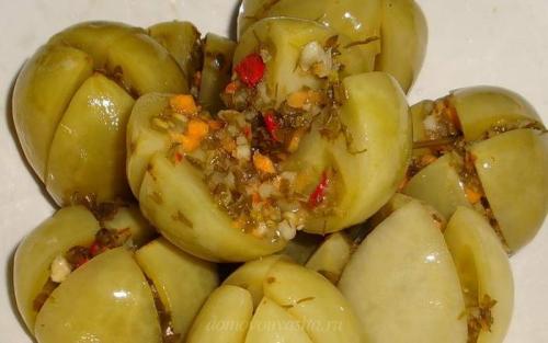 Соленые зеленые помидоры в кастрюле, как бочковые