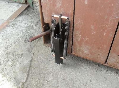 Как закрепить ворота, чтобы они не гуляли от ветра. Особенности упоров