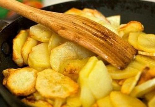 Как правильно жарить картошку на сковороде с корочкой и луком. Как правильно пожарить картошку с луком на сковороде вкусно с корочкой