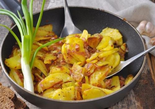Как правильно жарить картошку на сковороде с корочкой и луком. Как правильно пожарить картошку с луком на сковороде вкусно с корочкой