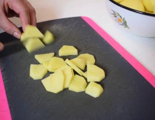 Как правильно жарить картошку на сковороде с корочкой и луком. Как правильно пожарить картошку с луком на сковороде вкусно с корочкой