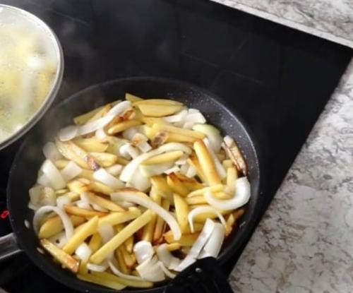 Как правильно жарить картошку на сковороде с корочкой и луком. Как правильно пожарить картошку с луком на сковороде вкусно с корочкой