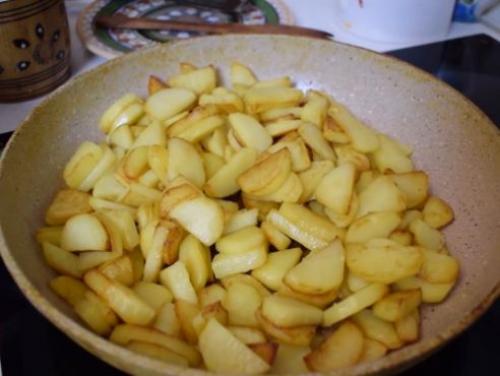 Как правильно жарить картошку на сковороде с корочкой и луком. Как правильно пожарить картошку с луком на сковороде вкусно с корочкой