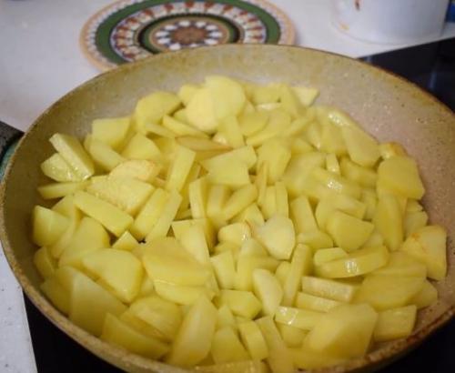 Как правильно жарить картошку на сковороде с корочкой и луком. Как правильно пожарить картошку с луком на сковороде вкусно с корочкой