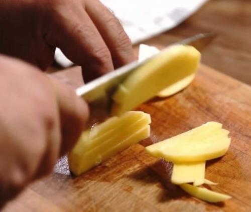 Как правильно жарить картошку на сковороде с корочкой и луком. Как правильно пожарить картошку с луком на сковороде вкусно с корочкой