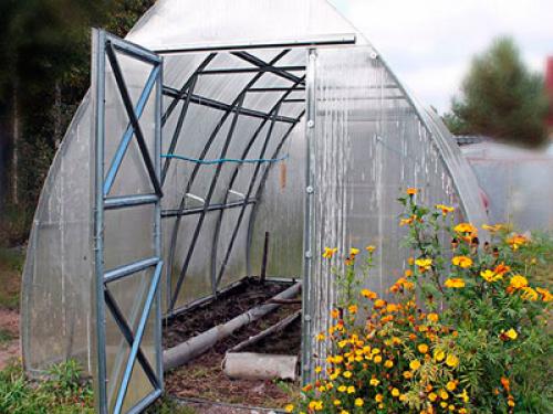 Когда лучше ставить теплицу из поликарбоната осенью или весной. Когда лучше устанавливать теплицу? 03
