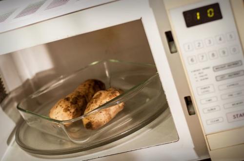 Картошка в микроволновке. Особенности варки картошки в микроволновке