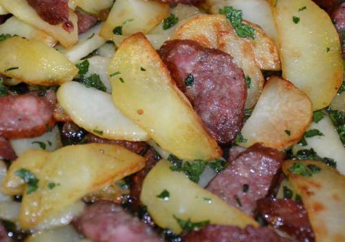 Картошка в духовке с майонезом и колбасой. Картошка с колбасой – 3 рецепта жарки, тушения и запекания