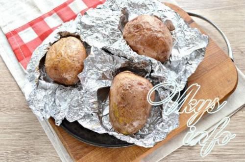 Картофель в духовке с сыром и майонезом. Картошка под сыром с майонезом в духовке 13