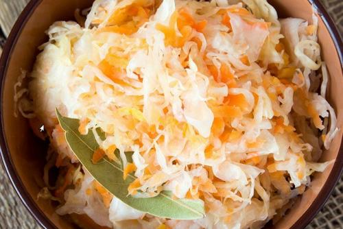 Как убрать горечь из квашеной капусты. А вот почему кислая капуста горчит на самом деле, не хрустит, желтая и невкусная удается: 5 причин, 5 хитростей и вкусный рецепт