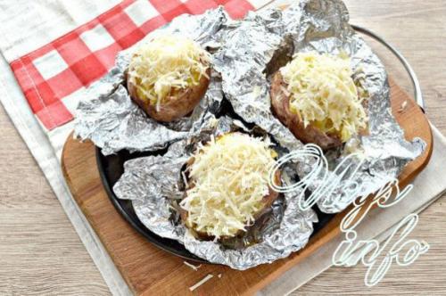 Картофель в духовке с сыром и майонезом. Картошка под сыром с майонезом в духовке 16
