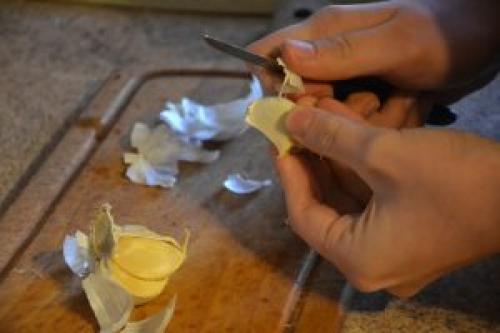 Хранение чеснока в домашних условиях в соли. Способы хранения чеснока в стеклянных банках