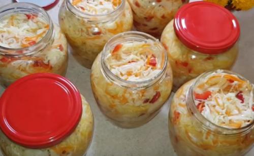 Салат из капусты и перца на зиму без стерилизации. Салат из капусты на зиму в банках с болгарским перцем, морковью и луком