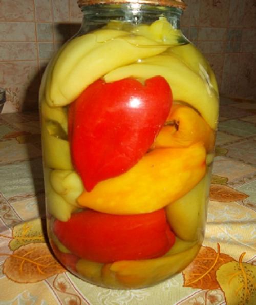 Маринованный болгарский перец целиком с чесноком и зеленью. 