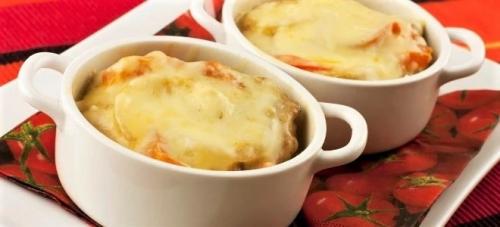 Картофель с курицей запеченный в духовке с сыром и майонезом. Курица с картошкой и сыром в духовке